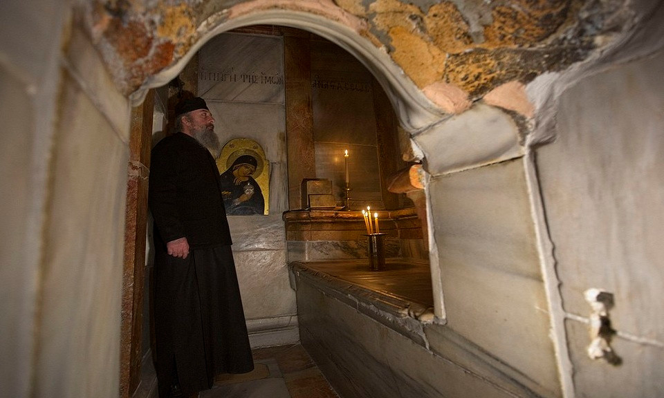 Picture 6 of The shrine on the tomb of Jesus is completed