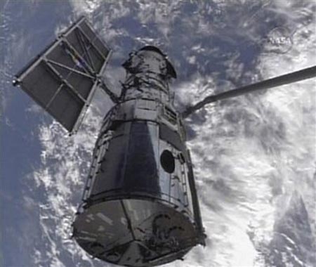 Picture 1 of The shuttle meets a space telescope
