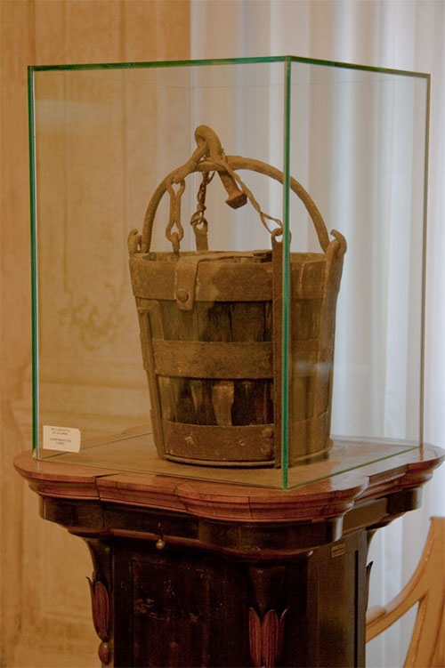 Picture 2 of The silly war took 2,000 people because of a wooden crate
