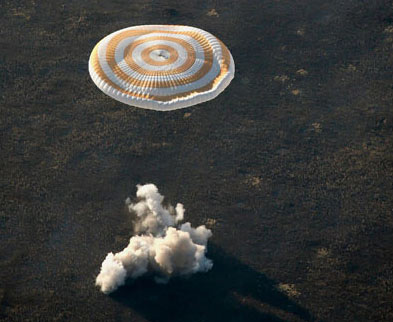 Picture 1 of The sixth space traveler returns safely