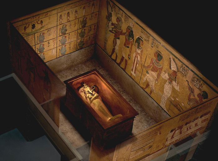 Picture 1 of The skeptical expert went to the secret room hidden in King Tut's tomb