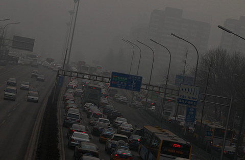 Picture 1 of The sky of China is dark because of pollution