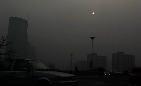 Picture 10 of The sky of China is dark because of pollution