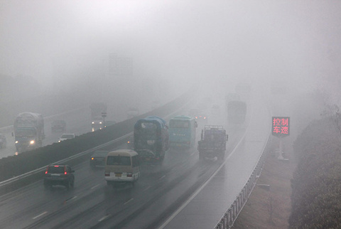 Picture 4 of The sky of China is dark because of pollution