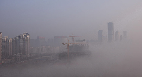 Picture 5 of The sky of China is dark because of pollution