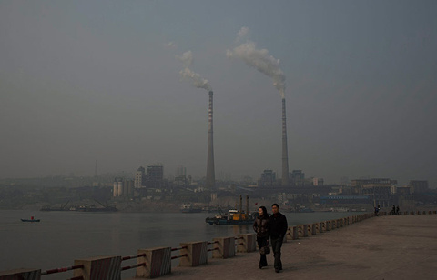 Picture 6 of The sky of China is dark because of pollution