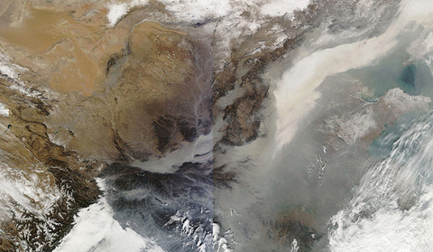 Picture 7 of The sky of China is dark because of pollution