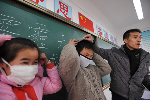 Picture 9 of The sky of China is dark because of pollution