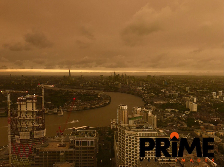 Picture 2 of The sky of England suddenly blazed like a Apocalypse, and this is the cause