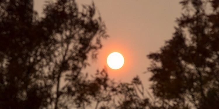 Picture 3 of The sky of England suddenly blazed like a Apocalypse, and this is the cause