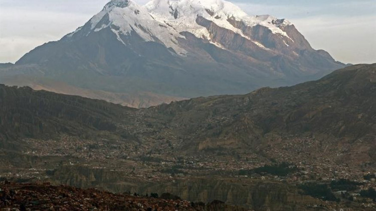 Picture 1 of The snowpack in Bolivia is preserved in Antarctica for research