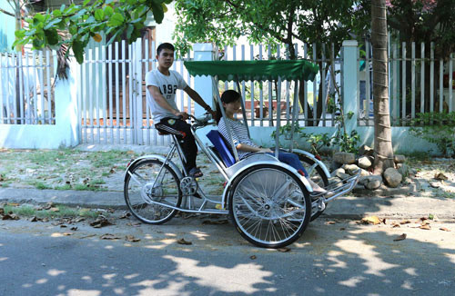 Picture 2 of The solar-powered cyclo of 3 Da Nang students