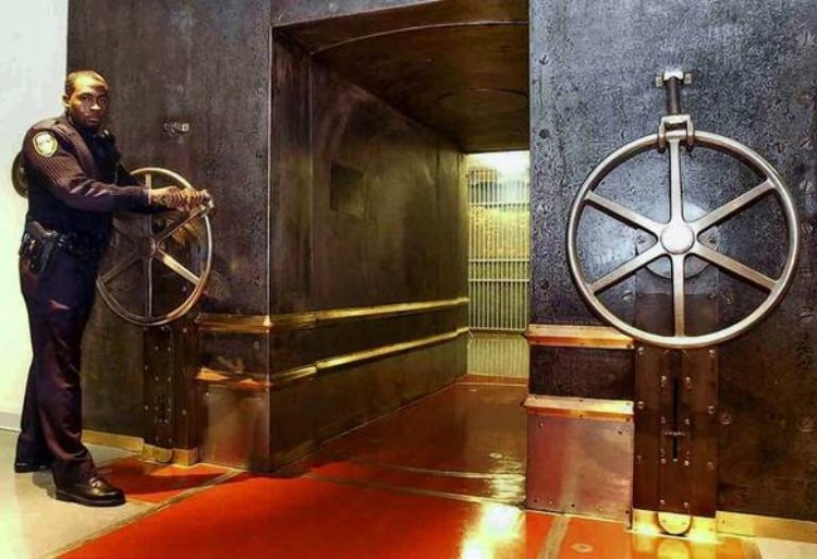 Picture 3 of The stone basement contains 5,000 impregnable gold tons