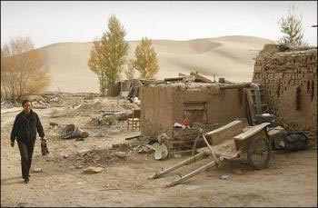 Picture 3 of The story of an old town is sinking in the sand