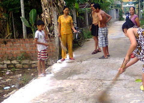 Picture 1 of The strange attack strikes people