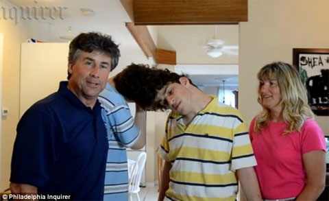 Picture 4 of The strange gender of the twins sticks to the head