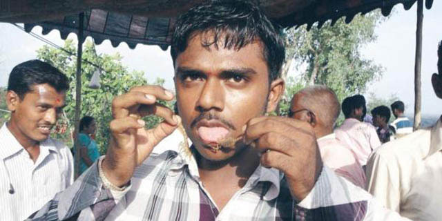 Picture 5 of The strange Indian ritual allows people and scorpions to play together