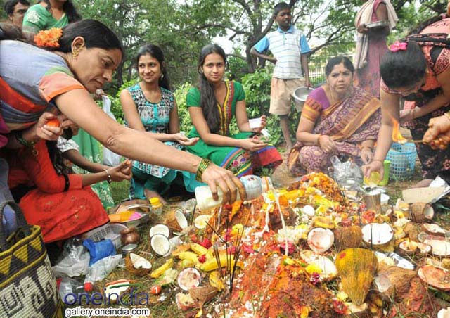 Picture 6 of The strange Indian ritual allows people and scorpions to play together