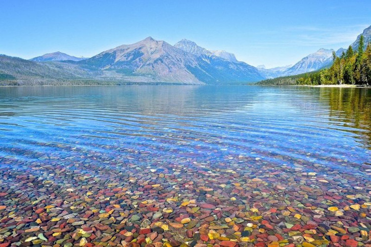Picture 2 of The strange lake contains millions of rainbow-colored stones