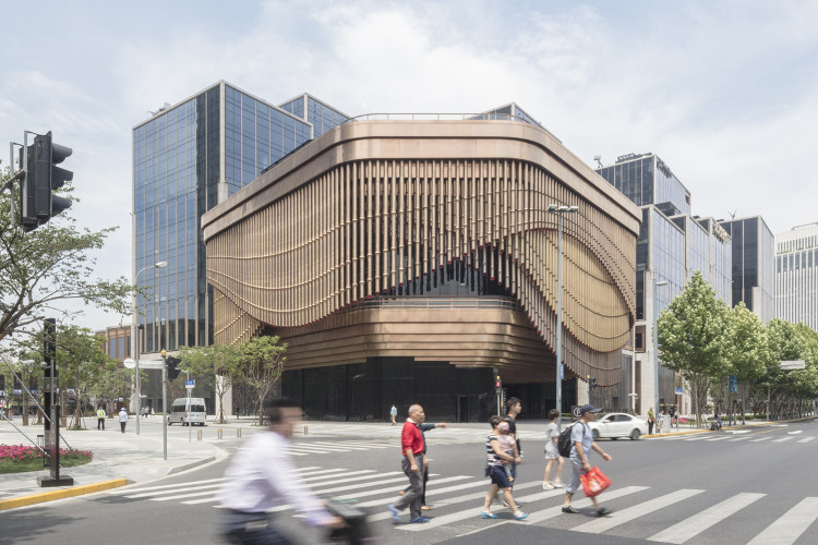 Picture 1 of The strange metamorphic building in China has stunned pedestrians