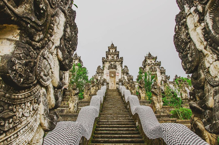 Picture 3 of The strange place with architecture