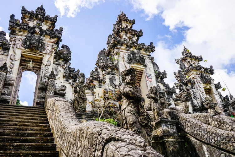 Picture 4 of The strange place with architecture