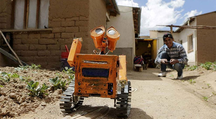 Picture 2 of The student successfully built Wall-E Robot from the material collected at the landfill