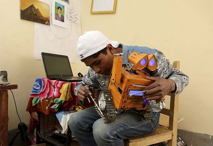 Picture 4 of The student successfully built Wall-E Robot from the material collected at the landfill