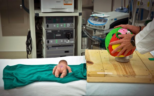 Picture 3 of The surgery is bizarre: Remove the uterus from the mother, inflate it for surgery for the fetus
