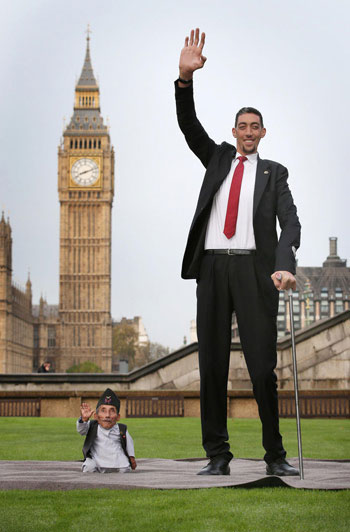 Picture 1 of The tallest and the lowest in the world meet