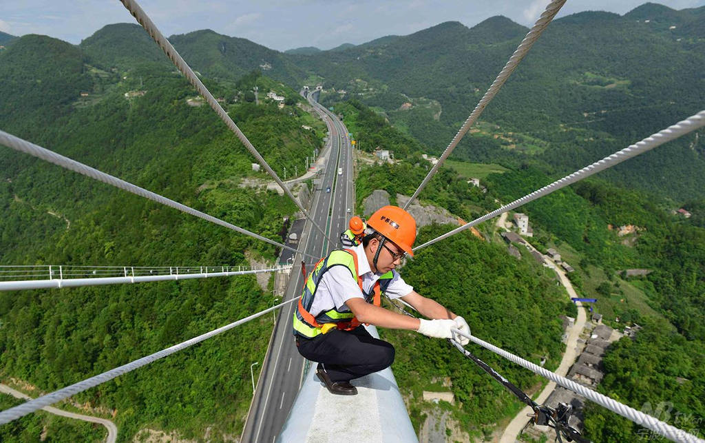 Picture 7 of The tallest bridge in the world in China