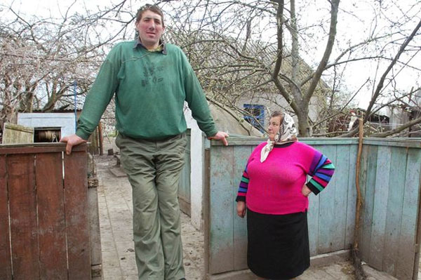 Picture 1 of The tallest person in the world dies at age 44