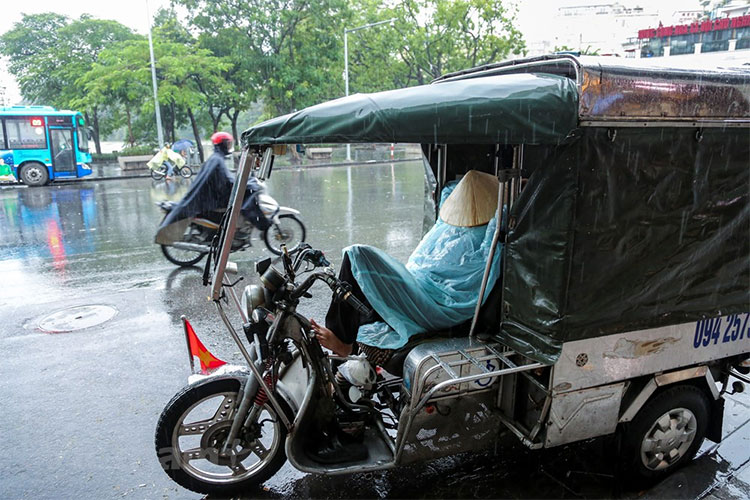 Picture 11 of The temperature dropped deeply, the people in Hanoi felt the cold early in the season