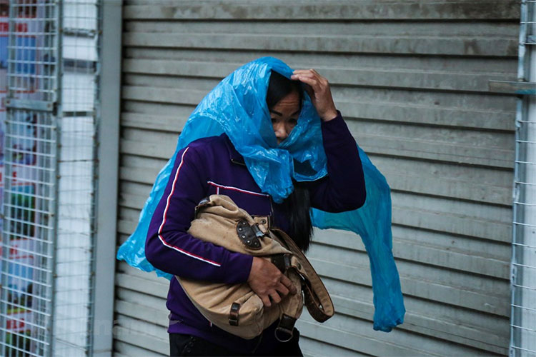 Picture 7 of The temperature dropped deeply, the people in Hanoi felt the cold early in the season