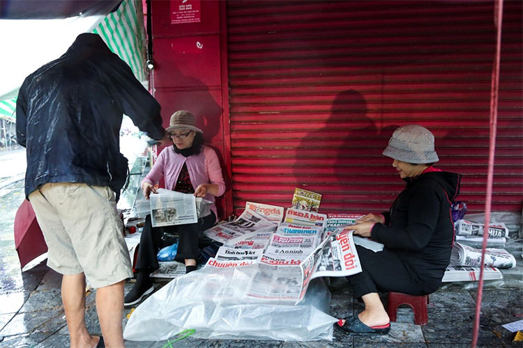 Picture 9 of The temperature dropped deeply, the people in Hanoi felt the cold early in the season