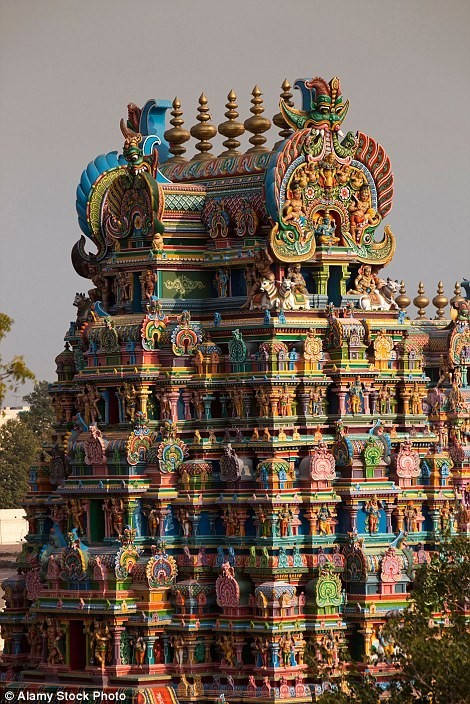 Picture 10 of The temple has 33,000 spectacular statues in India