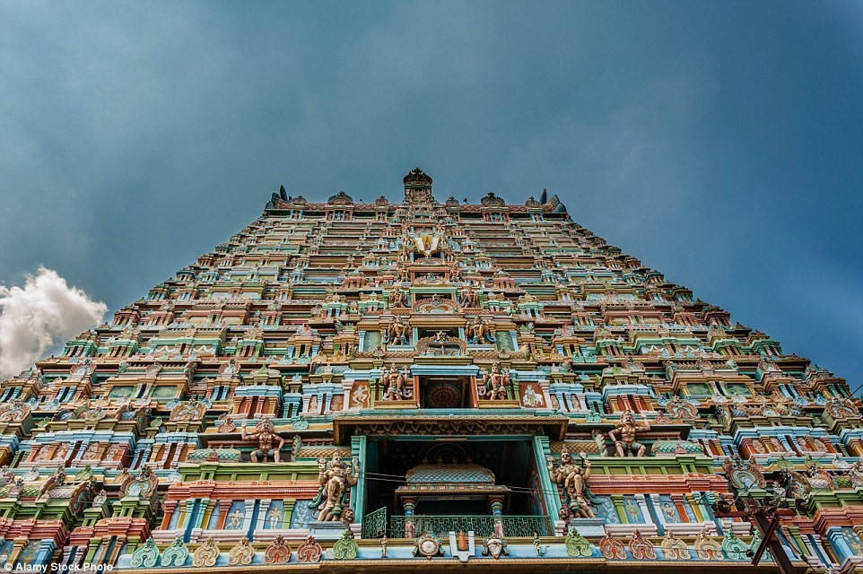 Picture 14 of The temple has 33,000 spectacular statues in India