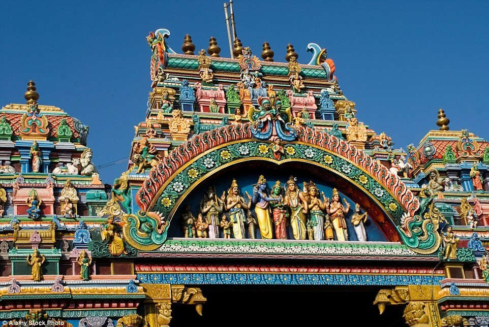 Picture 7 of The temple has 33,000 spectacular statues in India