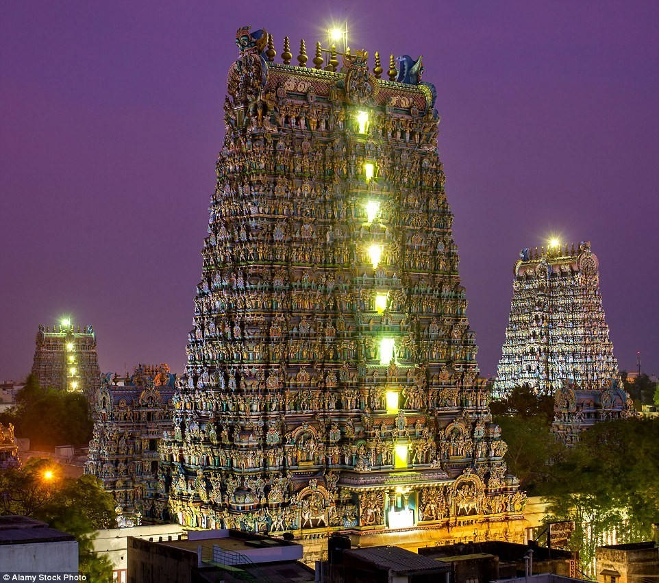 Picture 9 of The temple has 33,000 spectacular statues in India