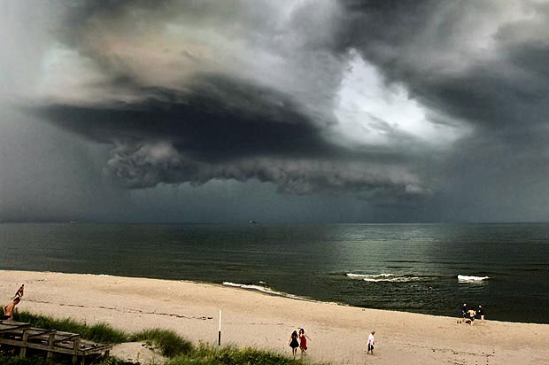 Picture 1 of The terrible storm chased seafarers in panic in Russia