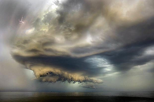 Picture 2 of The terrible storm chased seafarers in panic in Russia
