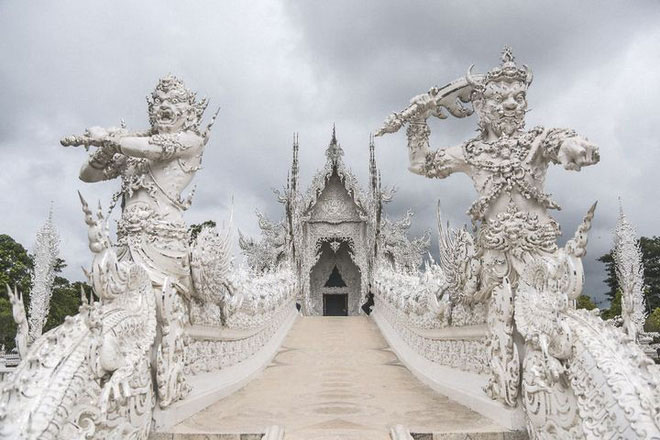 Picture 4 of The Thai temple possesses a hell bridge, dead man's arms and a gate to heaven