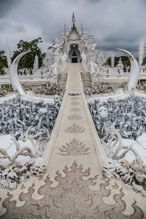 Picture 8 of The Thai temple possesses a hell bridge, dead man's arms and a gate to heaven
