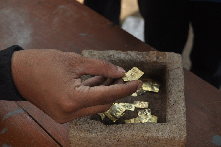 Picture 1 of The thousand year stone box contains 22 gold pieces of wind god name