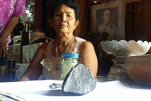 Picture 3 of The thousand-dollar meteorite broke through the roof of a Thai family