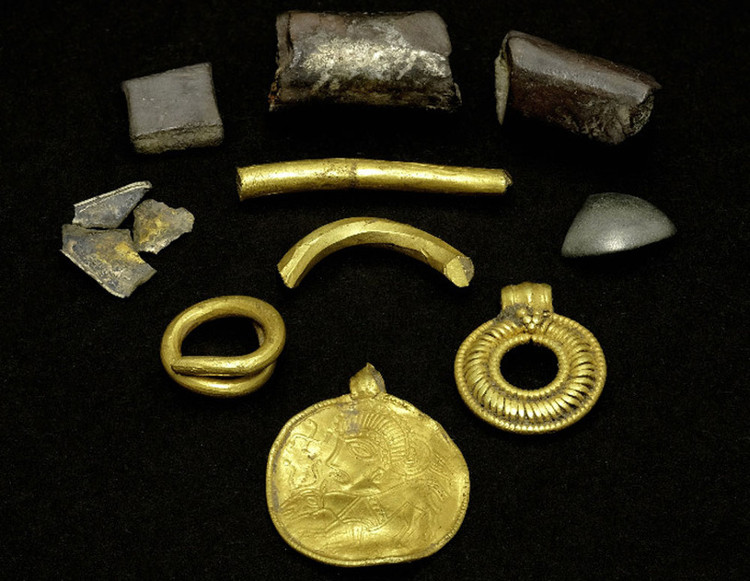 Picture 1 of The thousand-year-old gold chain carved the god image to give happiness