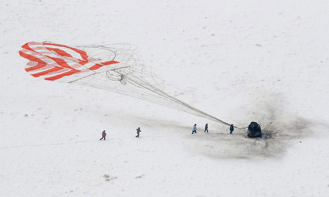 Picture 3 of The three astronauts returned to Earth safely on the hole in the ship