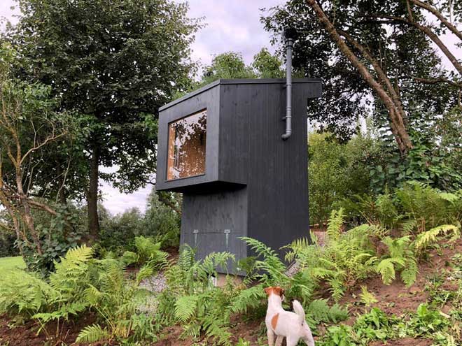 Picture 1 of The toilet uses manure to grow flowers on the roof, then guides the flowers on to the person sitting inside to smell