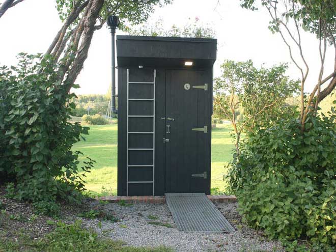 Picture 10 of The toilet uses manure to grow flowers on the roof, then guides the flowers on to the person sitting inside to smell