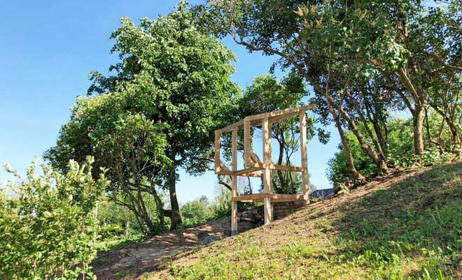 Picture 3 of The toilet uses manure to grow flowers on the roof, then guides the flowers on to the person sitting inside to smell